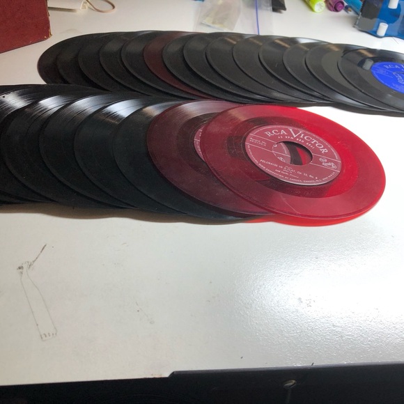 Collection of old 45 records being sold as is. There are a total of 29 times 2.5 - Picture 3 of 5